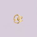 Bague double anneau en acier inoxydable doré sur fond lilas