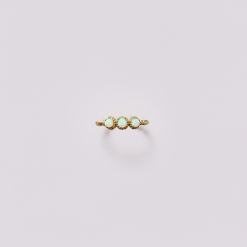 Bague opales dorée fond lilas pâle