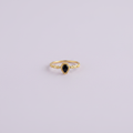 Bague Nour pierre noire dorée fond lilas