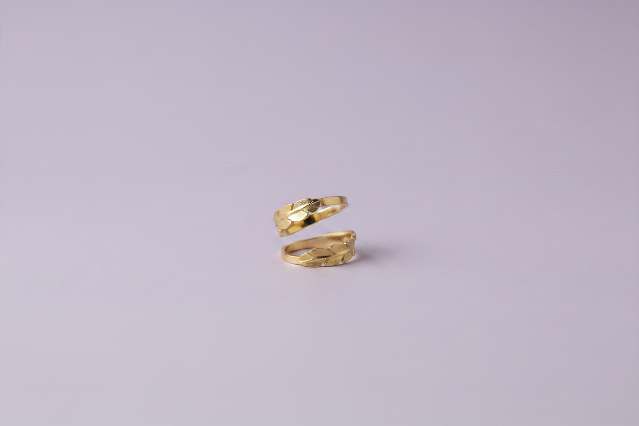 Bague Feuille dorée - spirales grandes sur fond lilas
