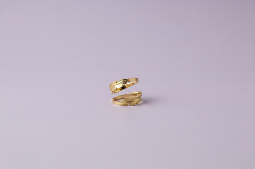 Bague Feuille dorée - spirales grandes sur fond lilas