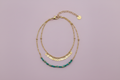Bracelet sequin doré turquoise fond lilas