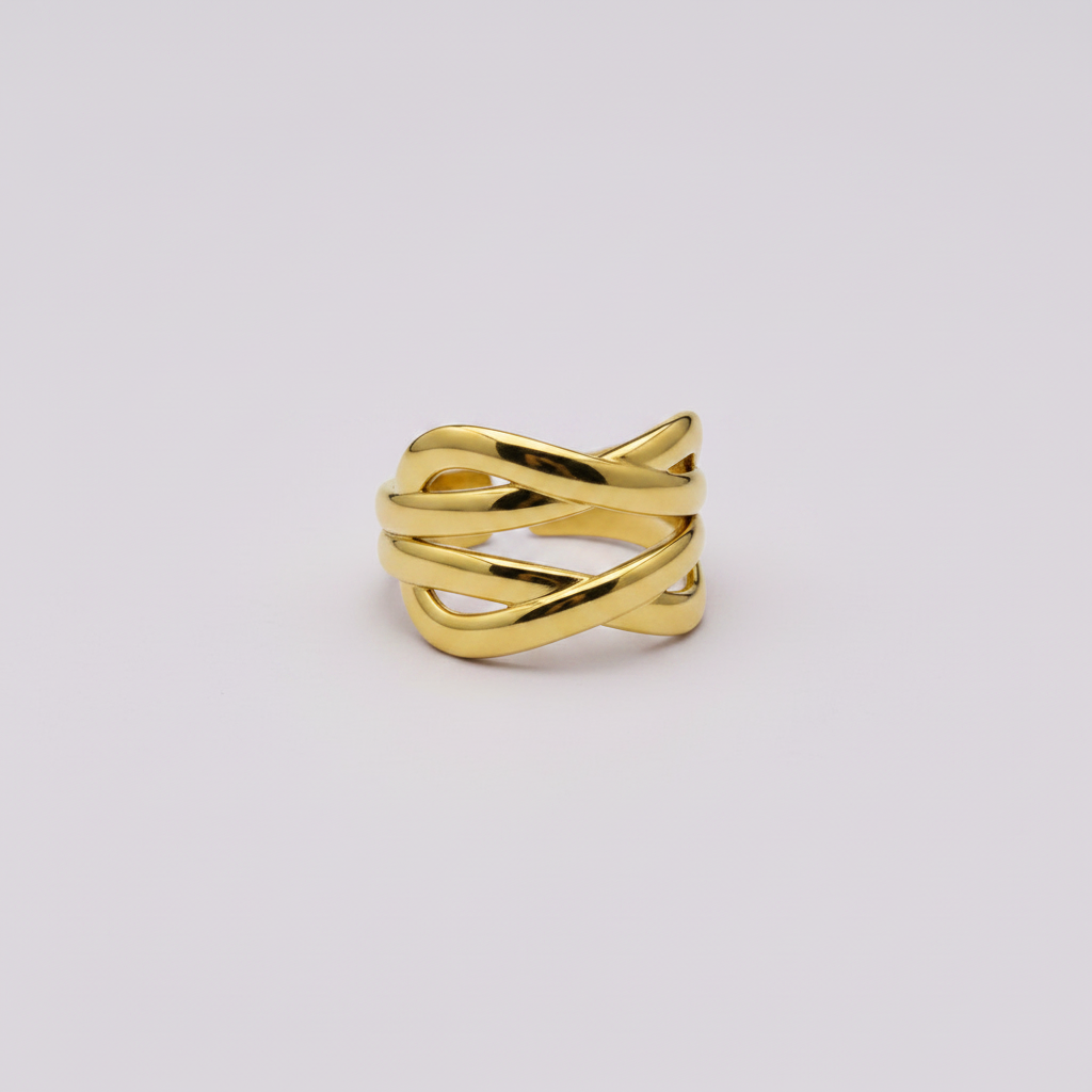 Bague triple anneaux dorée fond lilas pâle