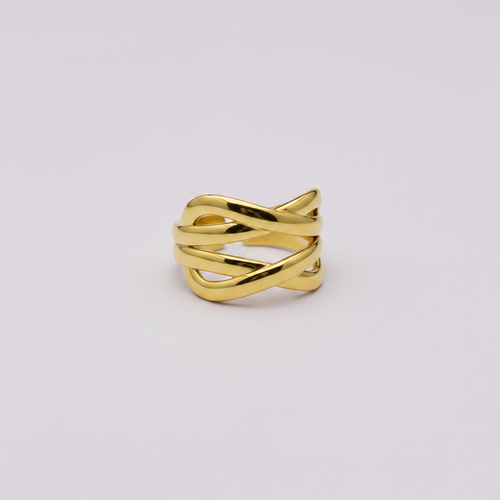 Bague triple anneaux dorée fond lilas pâle
