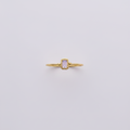 Bague fine lilas dorée fond rose clair