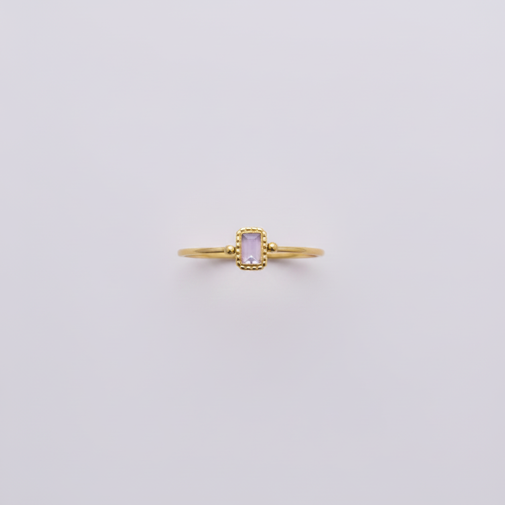 Bague fine lilas dorée fond rose clair