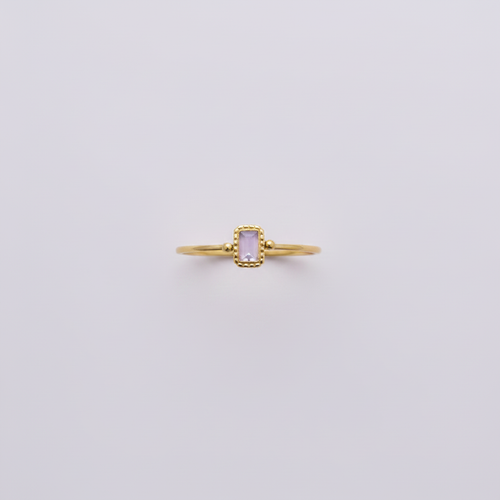 Bague fine lilas dorée fond rose clair