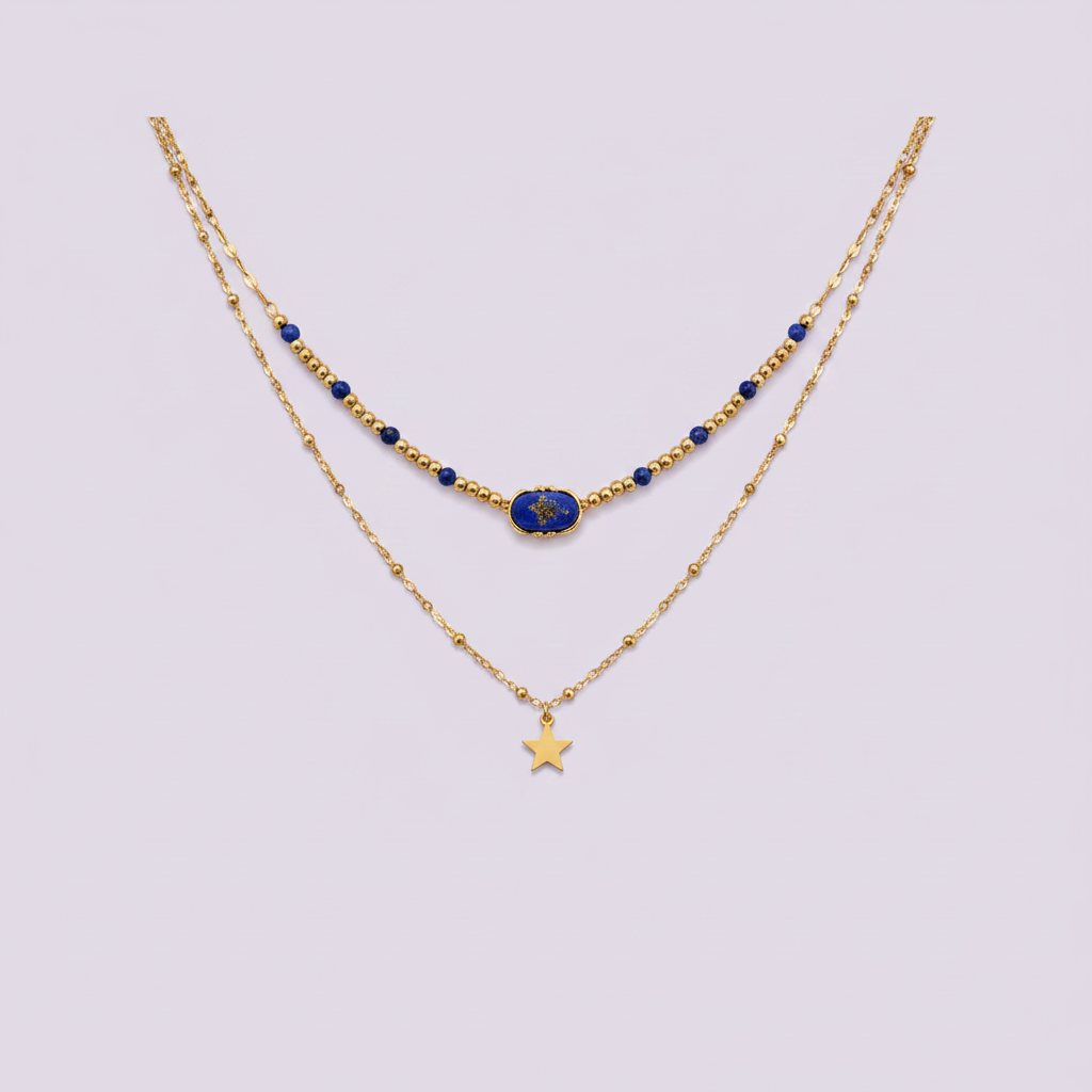Collier double rang doré avec perles lapis-lazuli et pendentif étoile sur fond lilas